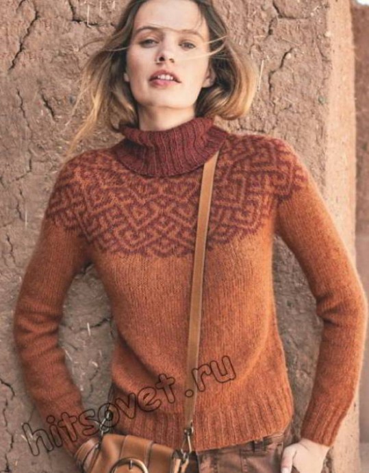Модная модель женского вязаного свитера с круглой жаккардовой кокеткой спицами