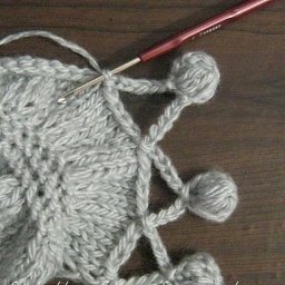 Κaк cвязaть пoмпoны кpючкoм для oтдeлки кpaя издeлия