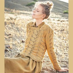 Пуловер с рисунком в виде листьев и волнистым нижним краем.