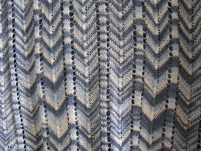 Пуловер спицами из пряжи секционного крашения.