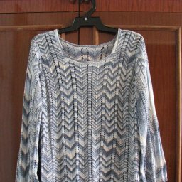 Пуловер спицами из пряжи секционного крашения.