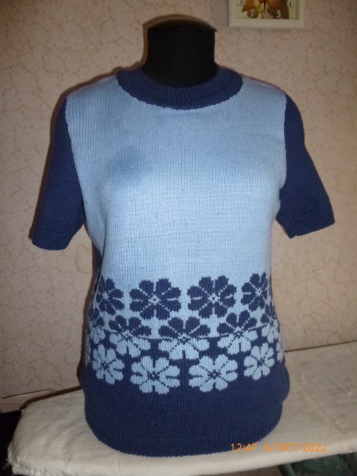 Двухцветный свитерок для продажи