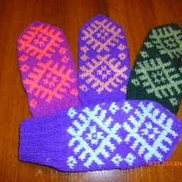 Вязала варежки.