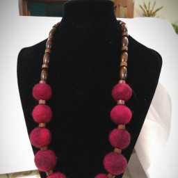 Бусы валяные из шерсти.