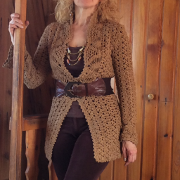 Кардиган крючком цвета охры.