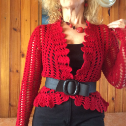 Красный жакет с баской крючком.