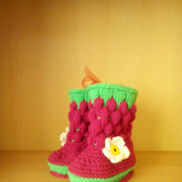 Вот  связала уже пинетки! Будет подарочек маленькой девочки!