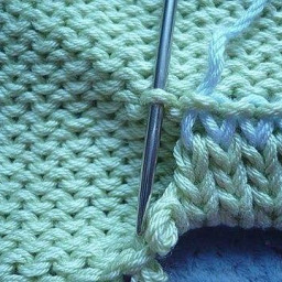 ​Как "подкетлевать" низ рукава, если его вяжут сверху-вниз