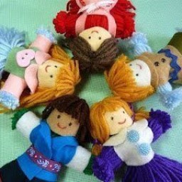 Куколки из остатков пряжи