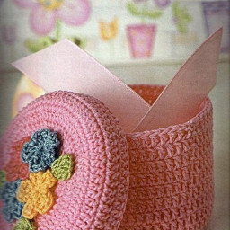 ​Вязаная корзинка-шкатулка.