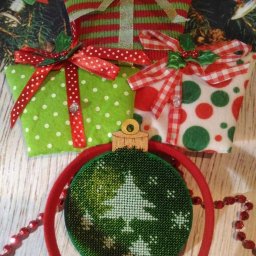 Ёлочные игрушки, вышитые бисером