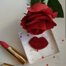 Все увеличивают губы, а я их вышиваю!