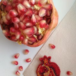 Брошь "Гранат", вышитая бисером