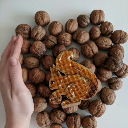 Белка песенки поёт, да орешки все грызёт...