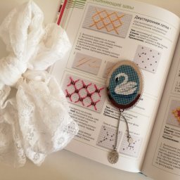 Вышитая металлическая закладка - да, бывает и такое!