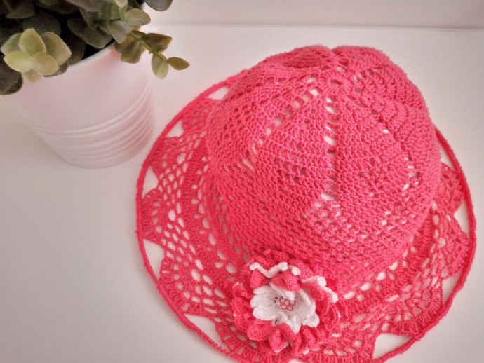 Шляпа правильного розового цвета