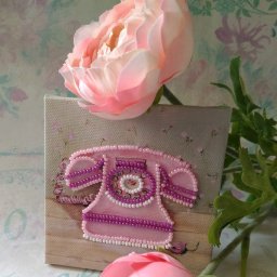 Маленький розовый телефон из серии вышивок с историей