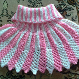 ​Интересная двухцветная манишка спицами