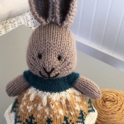 Вязаные зайки о одёжка для них