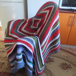 Пледы спицами и крючком из остатков пряжи.