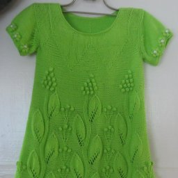 Платья связаны  правнучке и внучатой племяннице.