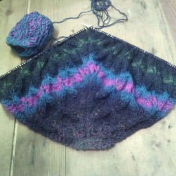 Я свяжу себе шаль из пушистой и ласковой пряжи.