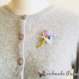 Букетик гиацинтов — цветочная брошь крючком.