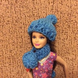 Шапочка и шарф с шариками-" снежками" на Барби .