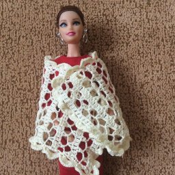 Палантин цвета слоновой кости.