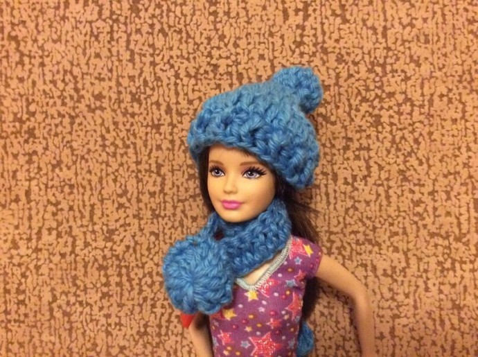 Шапочка и шарф с шариками-" снежками" на Барби .