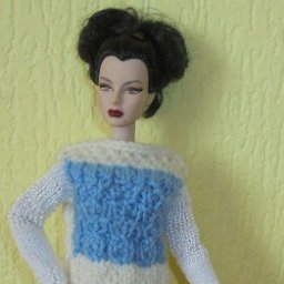 Кукольный свитер из остатков разной пряжи.