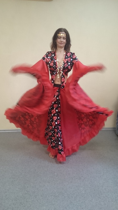 Карнавальный цыганский костюм