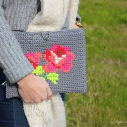 Вязаный клатч с последующей вышивкой