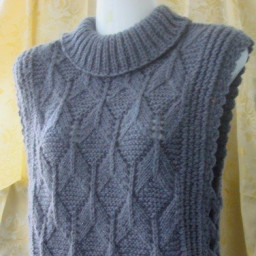 ​Теплый жилет спицами. Вязать просто.