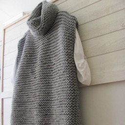 Оригинальная и простая в исполнении безрукавка спицами