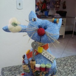 Кот - помощник рукодельницы.