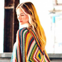 ​Пончо в радужную полоску.