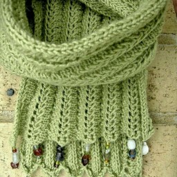 Сочетание вязаного полотна и бусинок