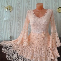 Платье с юбкой и рукавами клёш