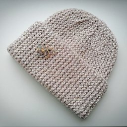 Шапка бини поперечной вязкой с отворотом