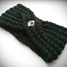 Повязка на голову объёмной вязкой.