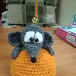 Мышка на апельсине