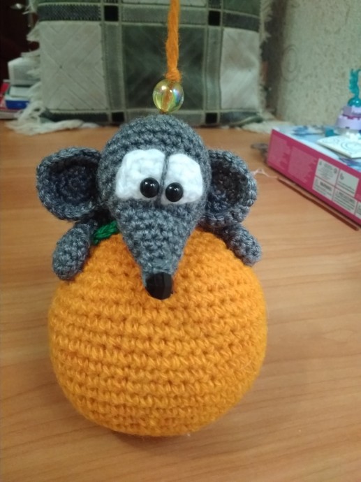 Мышка на апельсине