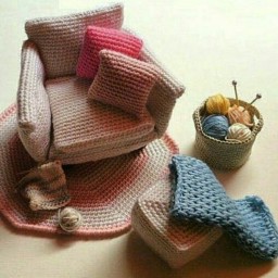 Крошечная вязаная мебель