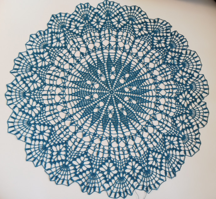 Салфетка крючком из вискозы.