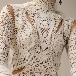 Алекса́ндр Маккуи́н — английский дизайнер модной одежды. Ирландское кружево.