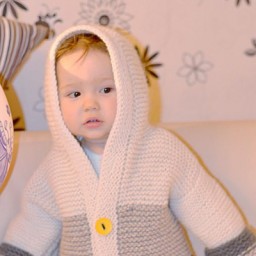 Вязаные кофточки малышам