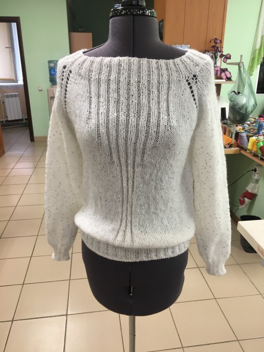 Пуловер с пайетками