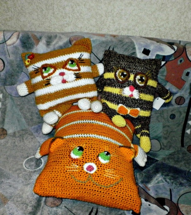 Подушки-игрушки коты.