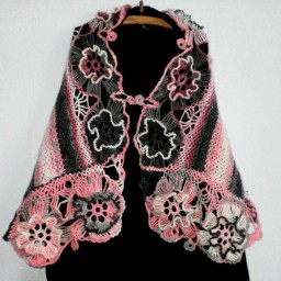 Палантин-накидка с каймой из объёмных цветов.